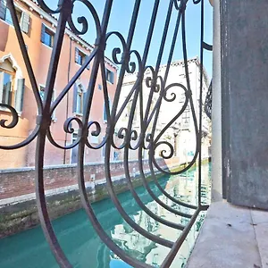 San Barnaba On The Canal Venise
